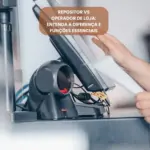 Story instagram vaga de operador de caixa branco branco e marrom simples