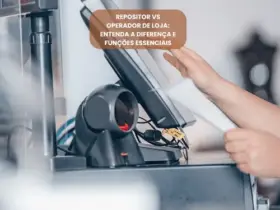 Story instagram vaga de operador de caixa branco branco e marrom simples