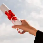 diploma superior em maos