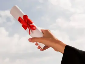 diploma superior em maos