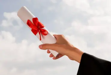 diploma superior em maos