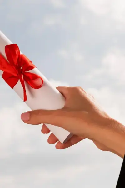 diploma superior em maos