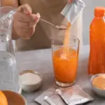 Suco em pó faz mal? Entenda os ingredientes e os cuidados no consumo
